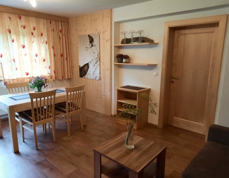 ferienwohnung arlberg haus untergand st anton wohnzimmer
