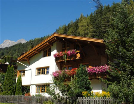 ferienwohnungen am arlberg haus untergand im sommer